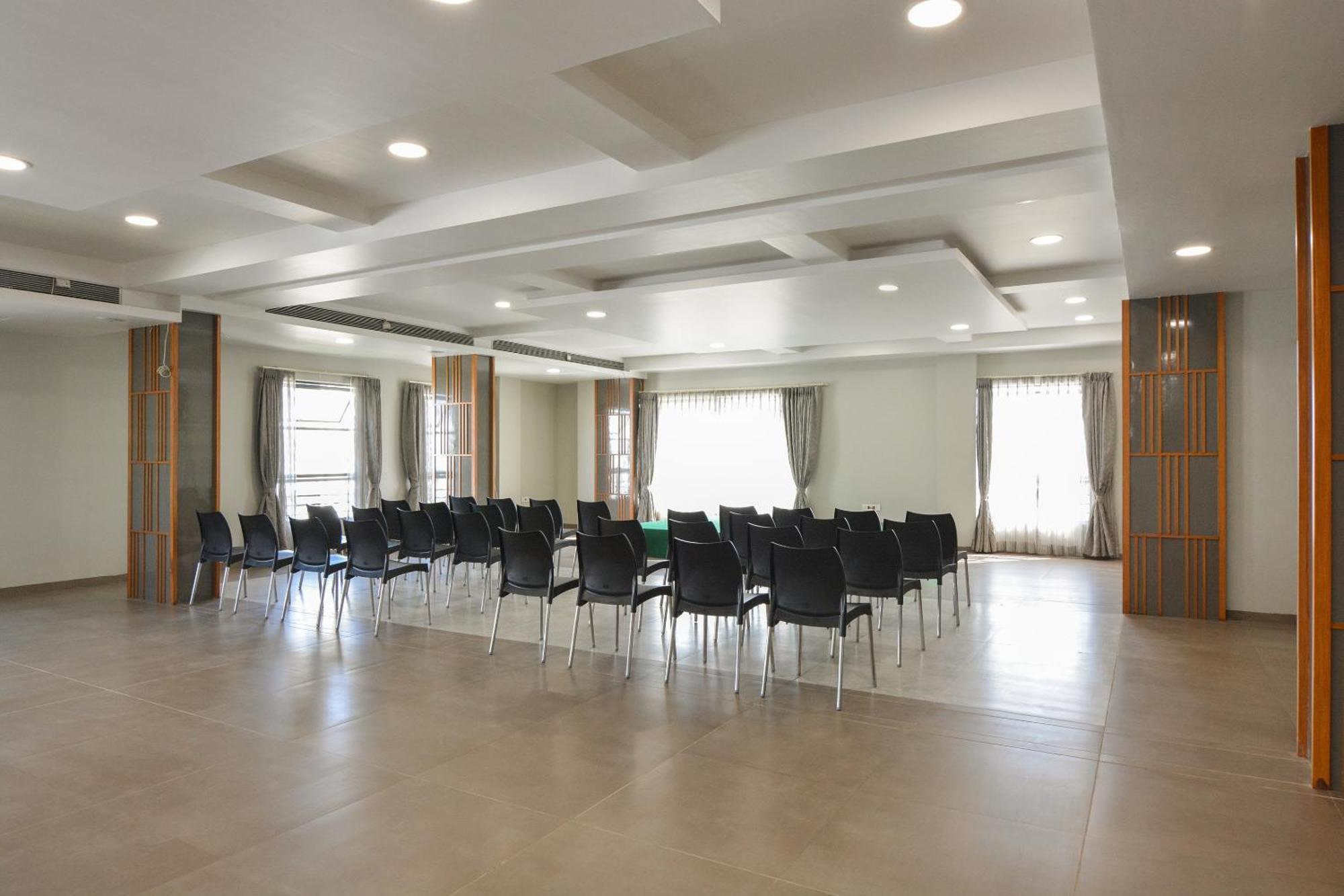 Hotel O Season Choice Ширді Екстер'єр фото